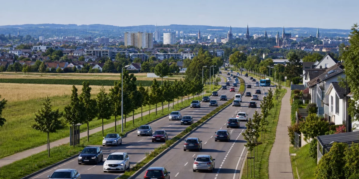 Viele Pkw auf einer deutschen Ausfallstraße – Pkw-Dichte 2026 erreicht Rekordwert